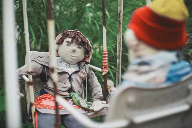 日本有个恐怖村庄，奶奶按照逝者原型做了300个人形，日夜陪自己