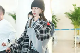 辛芷蕾同居风波首现身，素颜精神好，疑与翟天临相恋两年不离不弃图片