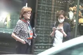 杨恭如罕见携妈妈逛街，妈妈满身大牌染金发像阔太，她朴素似助理图片