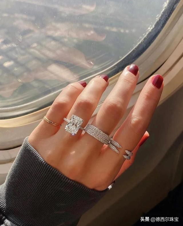 女性戒指戴在不同手指上的意义