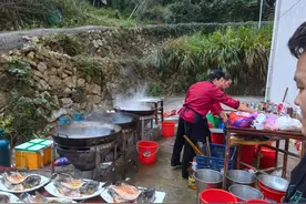 福建农村喜宴，土厨师真厨艺，亲友都夸：这菜比大酒店实在还好吃图片