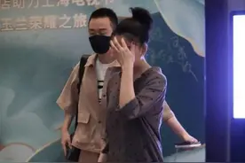 殷桃罕见走机场好低调！穿紧身裤暴露肉大腿，脸圆一圈身材好丰满图片
