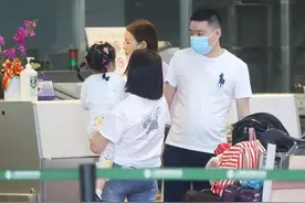 丁俊晖一家三口罕见走机场，富二代妻子清秀，3岁胖墩女儿太像爸图片