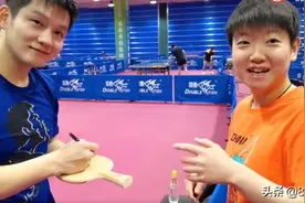 孙颖莎式追星!小魔王找樊振东签名:现在是迷妹,签完头也不回走了图片