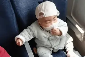 高铁小宝宝吃饼干超级萌，动作迅速麻利，背后却藏着“心酸”图片