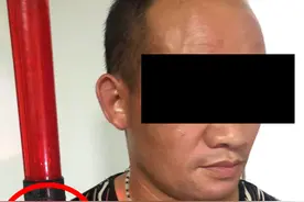 不堪入目！桂林一男子酒驾被查后竟众目睽睽之下当街大便图片