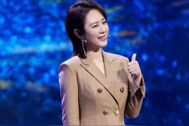 马丽穿露膝西装裙演讲，极细高跟鞋凸显长腿，优雅大气又有女人味图片