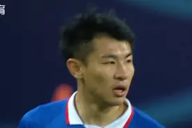 于汉超！绝对一流。动图：突破，一脚传球穿裆连过两人。绝妙配合图片