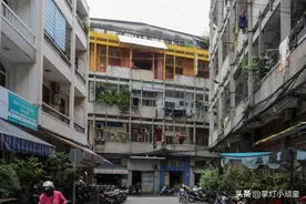 西贡胡志明一排建在公寓里，有50年历史的寺庙图片