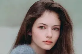 “暮光之城”那个小女孩如今已经21岁了，昔日的模样如今还记得图片