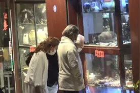 老当益壮！霍震霆陪俩外籍友人逛“大馆”，满意晶晶对孙儿的教育图片