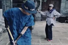 杨丽萍与母亲罕见合体，一身潮服在院内拖地，动作生疏被吐槽摆拍图片