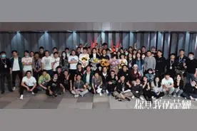 《你是我的荣耀》杀青，热巴杨洋不再避嫌，互送礼物牵手离场图片