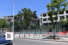 仓山一篮球场被锁，学生无处打球，部门：球场正在重建图片