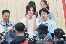 Justin黄明昊跑男路透，背着小书包太乖了，小贾跳女团舞好可爱图片