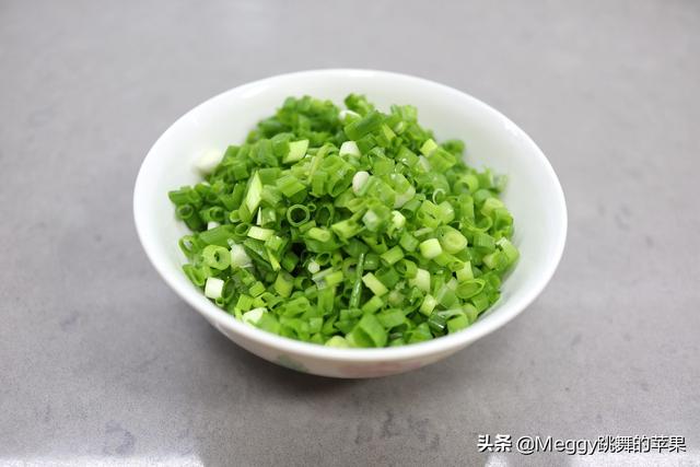 这菜好多人只知道炒着吃，却不知做馅包饺子才叫鲜，韭菜都靠边站