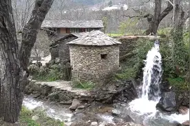 云南临沧百年古村落，石路石房都与石头有关，民风淳朴好有烟火气图片