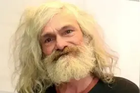 西班牙发型师给流浪汉理了个发，几小时后邋遢大叔变“贝克汉姆”图片