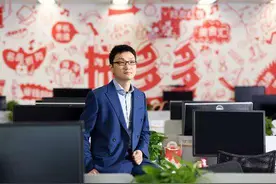 拼多多黄峥退位且减持股票，网友：他高位套现，专家：他学段永平图片