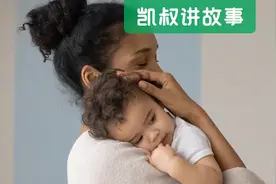 安全带竟然对孩子无用？儿童乘车，千万不要这样“坐”图片