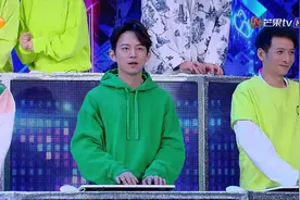 《快本》谭松韵坐滑板撞到张新成，谁发现张新成的举动？有点甜！图片