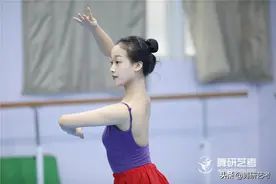 舞蹈生迷惑行为图鉴丨看完你会怀疑：我是否在你身上安装了摄像头图片