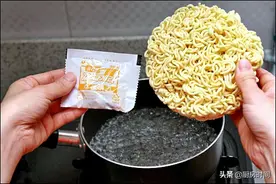 煮泡面先放料包还是面饼？难怪不好吃，原来你总是做错图片