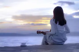 在心理学中，不动声色地吸引一个人，其实是有办法的图片