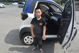 9岁小骑手上路“飙车” 这样骑车太危险！ |暑期交通安全图片