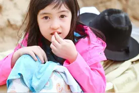 12岁夏天近照被疯传，曾经的甜美小公主，如今却成“大众脸”图片
