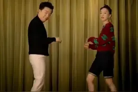 黄渤和周迅同框合体，多年好友在线尬舞，"青岛贵妇"略显羞涩图片