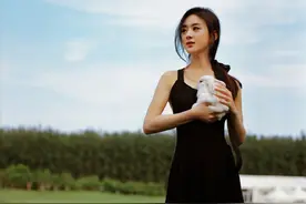 美女配萌宠！赵丽颖露背长裙显清纯 躺草地摸兔子画面养眼图片