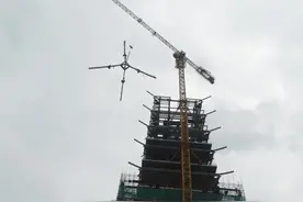 扬州第一座钢塔封顶图片