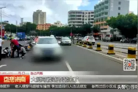 海口一老人跨越护栏横穿马路被车撞倒，行车记录仪拍下事发瞬间图片