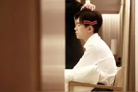 易烊千玺回应春晚戴假发，竟是为了防止寸头曝光，网友：太敬业图片