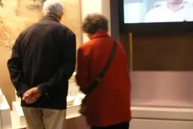 姥爷逗外孙''不喊姥爷别来我家''，3岁孩子的话，戳痛了老人的心图片