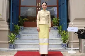 华裔富婆裹黄裙为泰王庆生，50+仍肤白貌美，泰王多次求而不得图片