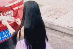 陪着女友去健身，怎么总感觉怪怪的，哪里不对呢？图片