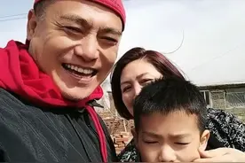 49岁黑子晒一家三口！老家满地杂草板砖，儿子表情嫌弃似不耐烦图片