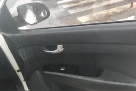 老司机怒了：开车感觉像是冲浪一样！瞬间就灌了进来图片