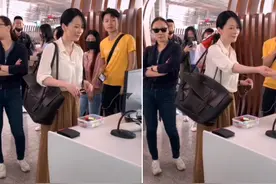 俞飞鸿素颜暴露真实状态！穿薄纱上衣皮肤白净，50岁至今单身图片