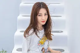 迪丽热巴颜值太美，雾鬓云鬟示范时尚牛仔短裙，连风也在眷恋美女图片