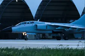 歼轰-7升级低可视涂装：机身编号隐蔽难辨，八一机徽红色依旧图片