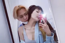 "小野马"泫雅胖太多？穿露肩毛衣锁骨明显，长腿细腰仍性感图片