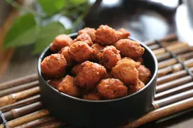 奶奶的“拿手菜”炸肉丸，告诉我1个窍门，有一种调味料不能放图片