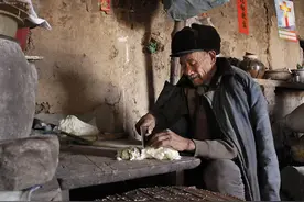 八旬大娘16岁嫁入山村，老夫妻半隐居70载，一日三餐有酒有肉足矣图片