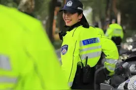 超帅！"最美女骑警"成网红！苦练仨月驾驭600斤摩托车图片