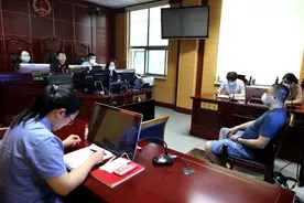 醉酒男半夜楼上扔菜刀、电饭锅、炒菜锅……黄岛法院宣判一批高空抛物案图片