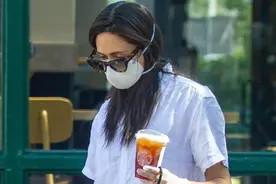 艾米·罗森现身，一袭白衣白裤休闲又清爽，双马尾甜美又随性图片