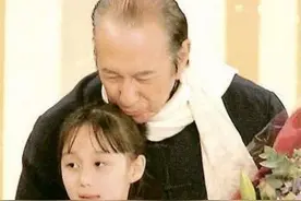 他78岁喜得小女儿，送天价劳斯莱斯，一个车轮35万图片